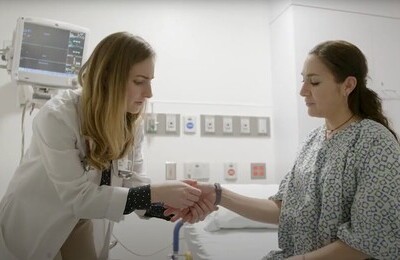 Кодирование Аквилонг в Первоуральске Врач держит пациентку за руку