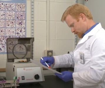 Клиника лечения наркозависимости в Первоуральске Врач в кабинете клиники